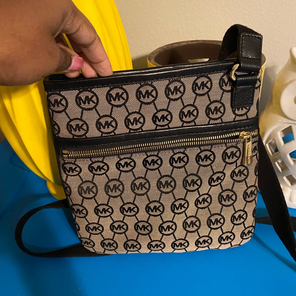 Last Chance!!! Michael Kors Crossbody!